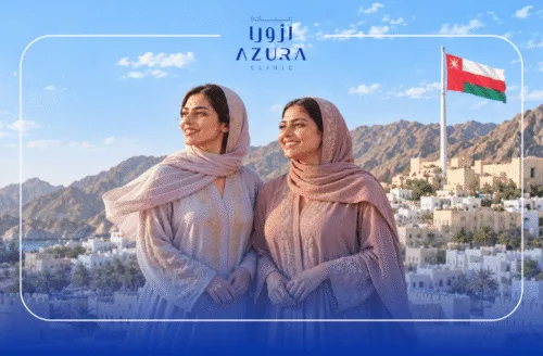 امرأتان عُمانيتان ترتديان الزي التقليدي العُماني مع ظهور علم سلطنة عُمان في مسقط، احتفالاً بيوم المرأة العُمانية مع عيادة أزورا.